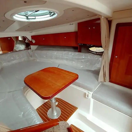 Jacht Centrum, 2 Double Beds And 1 Double Bed On Board, 4-6 Persons * 그단스크