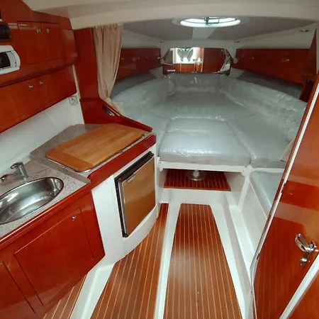 보트호텔 Jacht Centrum, 2 Double Beds And 1 Double Bed On Board, 4-6 Persons 그단스크
