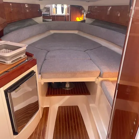 Jacht Centrum, 2 Double Beds And 1 Double Bed On Board, 4-6 Persons Bateau-hôtel Gdańsk